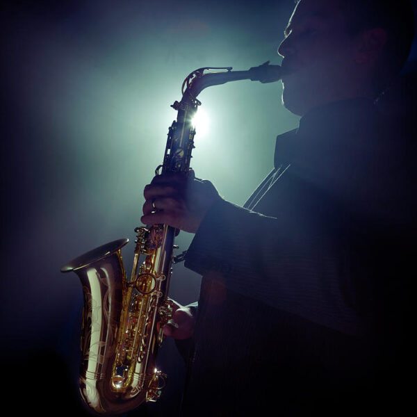 musician-playing-saxophone-tooga